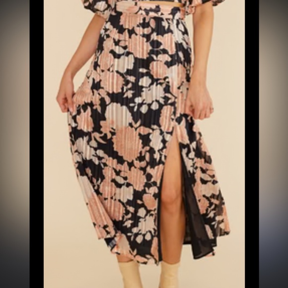 NWT MINKPINK Bonnie Black and Peach Floral Midi Skirt with front side slit - Picture 1 of 9